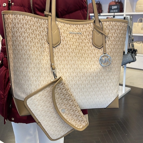 Michael Kors Eva Large Ombré Signature Logo Tote Bag
Husk 
NWT - Picture 16 of 16